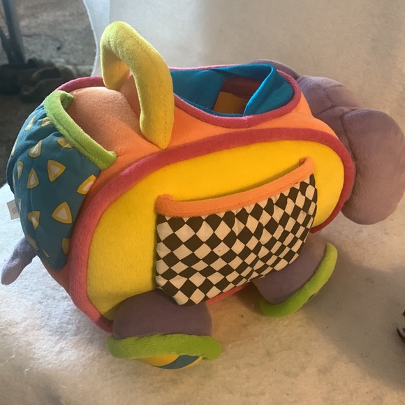 Early years elephant with surprises inside 4 small animals - Picture 3 of 4